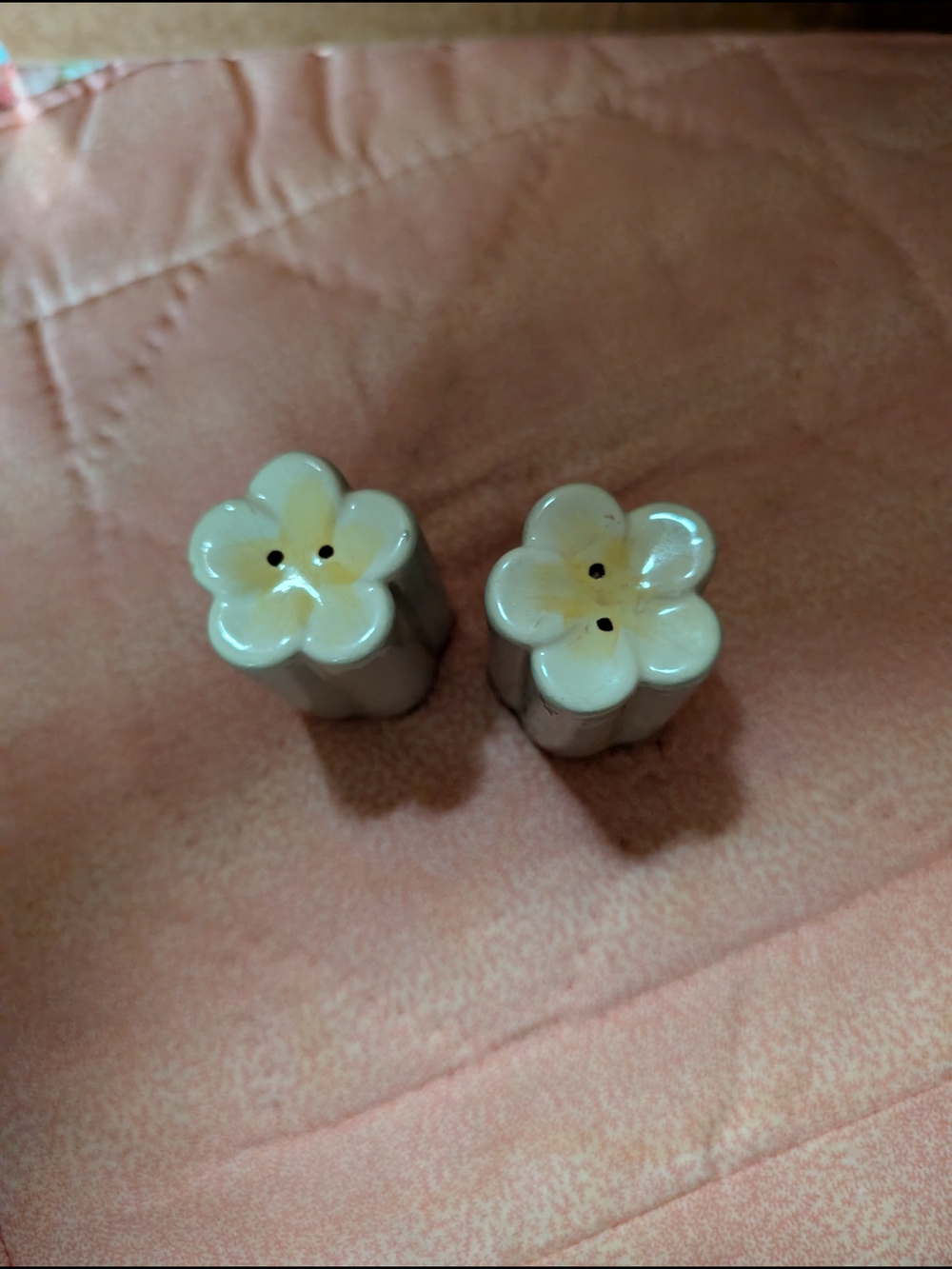 Ceramic Flower-Shaped Salt and Pepper Shaker Set in Pale Green - Picture 2 of 5